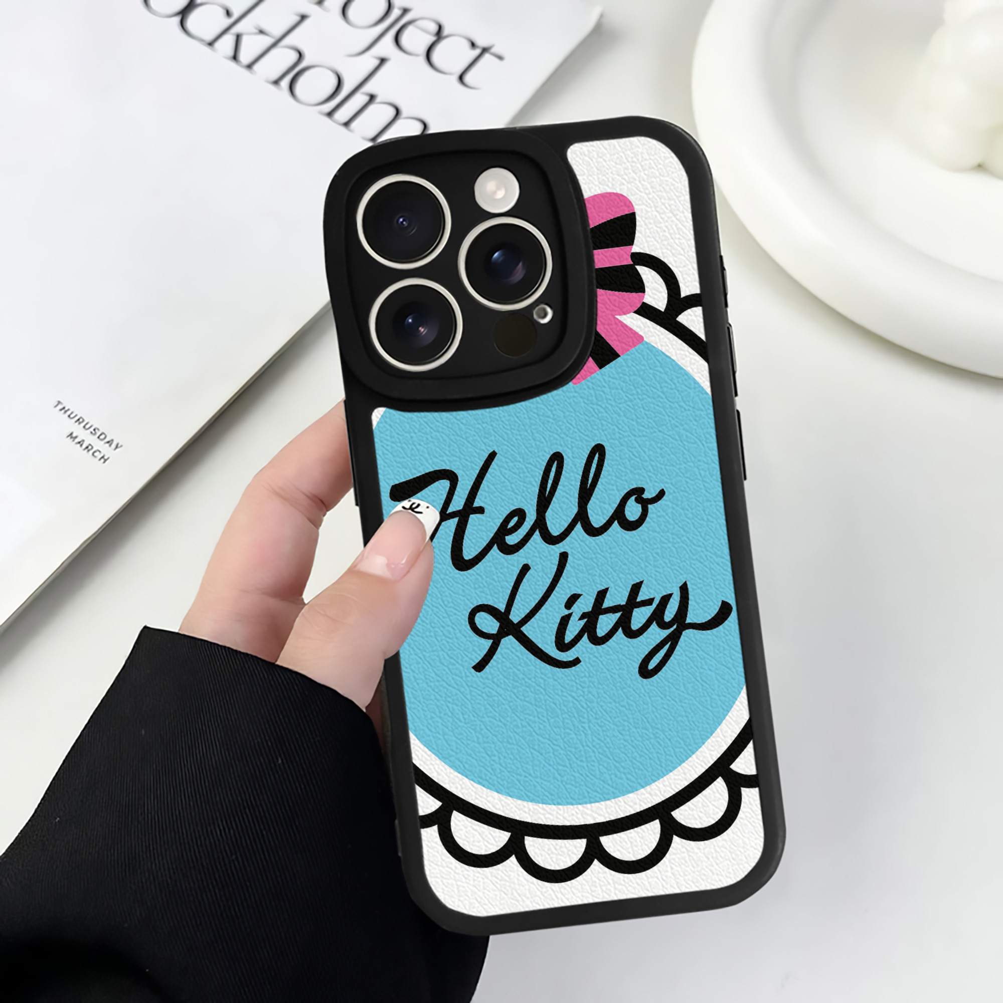 （画像用） Hello Kitty ハローキティ 【iPhone 16シリーズ対応】シリコンスマホケース（レザー調） 材質：シリコン